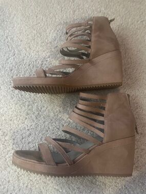 Eileen Fisher size 7 Strappy Tan Wedge Sandals for Women